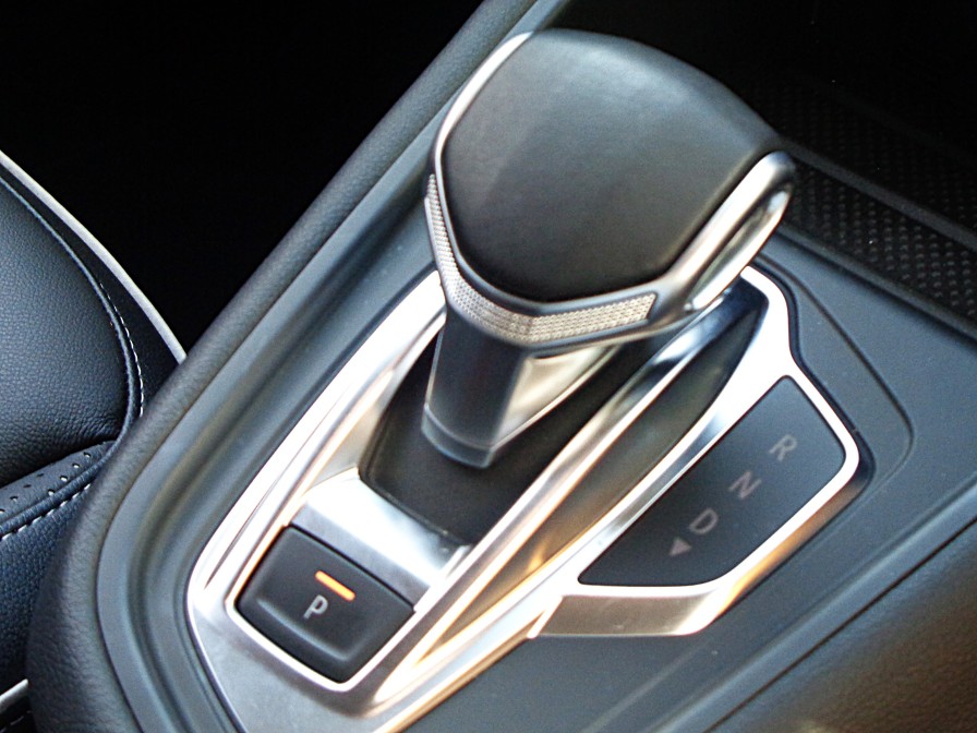 ７速デュアルクラッチトランスミッションは、スムーズなギアチェンジ、継ぎ目のないシームレスな加速を実現。低速域では優れた柔軟性を発揮し、高効率エンジンとの組み合わせにより、燃料消費の低減にも貢献。