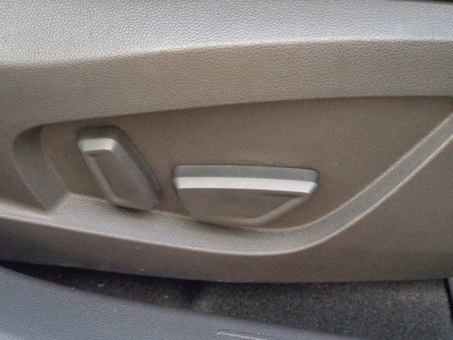 前席は電動シート。上質な革をぜいたくに使い、表面仕上げも肌への当たりを優先に滑らかに仕上げた逸品です