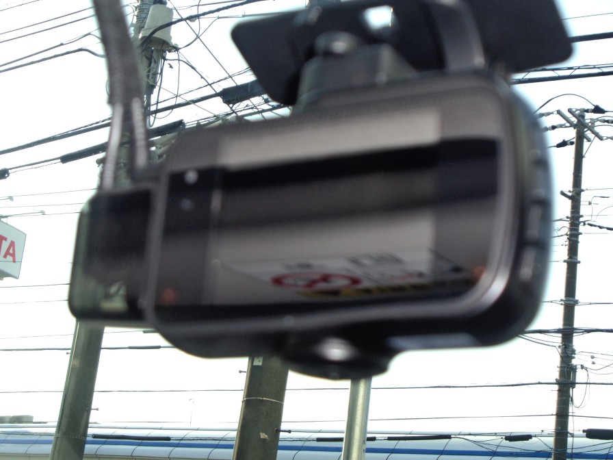 走行中に発生したアクシデントなどを、このドライブレコーダーが記録します。万が一の時の証拠資料として有効だから安心です。