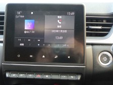 タッチスクリーンは指先で簡単操作。更にプロファイル機能を備えユーザー設定することで、写真や言語、メーターパネルなどをカスタマイズ。そしてスマフォ画面を表示できるミラーリング機能も装備。