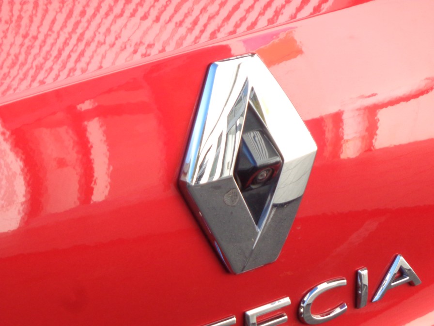 リバースポジションにシフトすると自動的にカメラが作動、画面に後方の視界が映し出される、安心のバックカメラを装備。