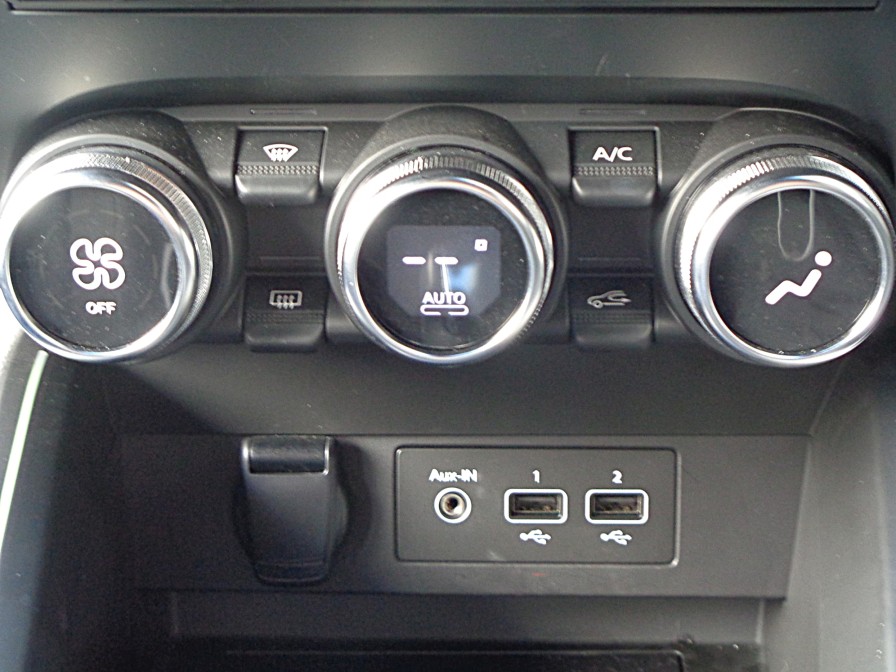 エアコンは操作部を見れば一目で理解でき、ブラインド操作可能なダイヤルタイプです。