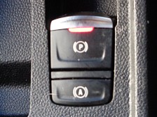 パーキングブレーキはアクセルオンで自動解除、エンジンオフで自動ロックとなります