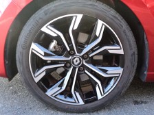 標準装着ホイール以外にも純正オプションホイールや社外品のお取付もお気軽にご相談ください。