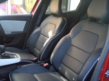 上質な革をぜいたくに使い、表面仕上げも肌への当たりを優先に滑らかに仕上げた逸品です