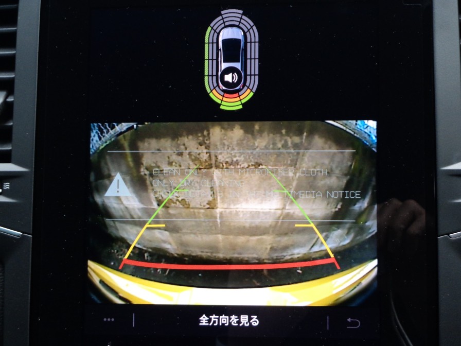 リバースポジションにシフトすると自動的にカメラが作動、ナビゲーション画面に後方の視界が映し出される、安心のバックカメラを装備。
