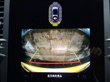 リバースポジションにシフトすると自動的にカメラが作動、ナビゲーション画面に後方の視界が映し出される、安心のバックカメラを装備。