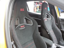 ルノー・スポールの専用チューニングによって、スポーツ性溢れる走行性能と硬すぎない乗り味が高次元で融合