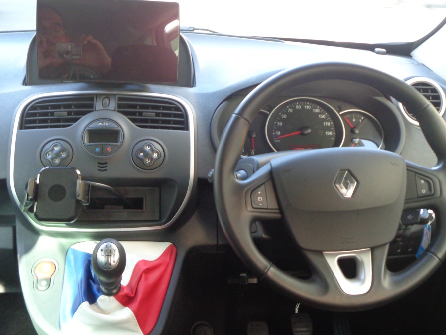 いつの時代も人間工学を積極的に取り入れてきたルノーならではのレイアウトとなっております。