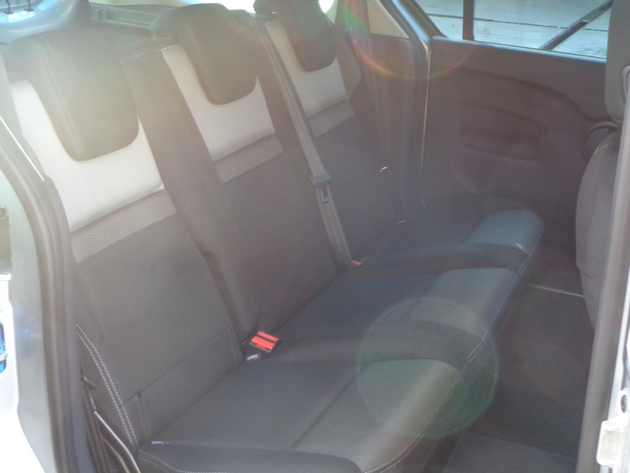 仏蘭西流おもてなし空間がここに。伝統の乗り心地の良さを十分に体感できるのが後席です。