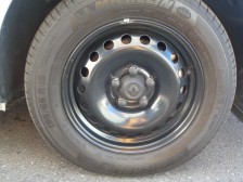 センターキャップとボルトキャップも専用装備です