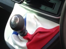 自然と手を伸ばした位置に生えるMTシフトは軽快で変速が楽しくなります。やはりMTならでは楽しみは捨てがたいものがあります。