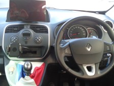 いつの時代も人間工学を積極的に取り入れてきたルノーならではのレイアウトとなっております。