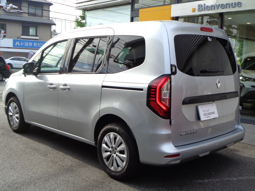 最新のルノーデザイン言語のスタイルは、立体的な有機的ラインで構成され、引き締まったアスリートを連想させます。