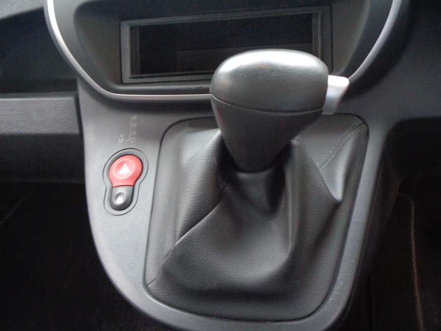 マニュアルモード付ＡＴ「6速EDC」はツインクラッチ機構によりエンジンパワーを効率よくタイヤへ伝達。滑らかでトルクの途切れないスムースな走りを実現。