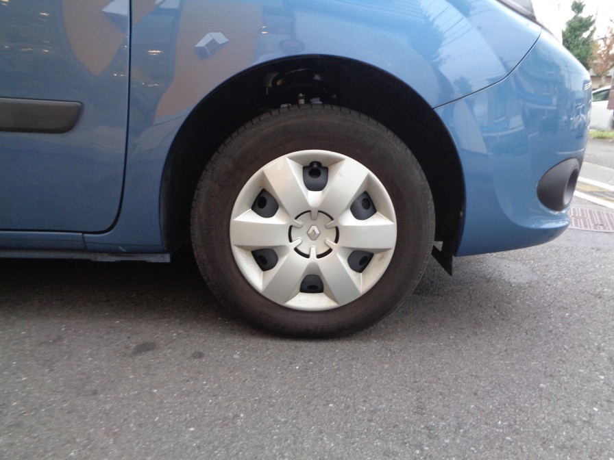 標準装着ホイール以外にも純正オプションホイールや社外品のお取付もお気軽にご相談ください。