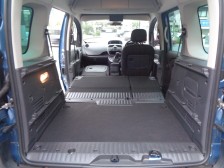 可倒式シートを倒せば、ここまで空間が広がります。