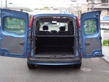 リヤハッチはヒンジロックをフリーにすると、１８０度まで広げることができます。