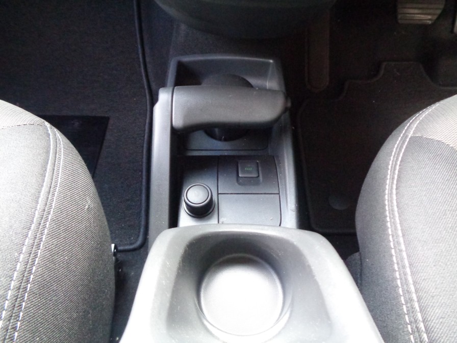 サイドブレーキレバーは人間工学に基づいた形状で、力を入れやすい形状と配置になっています。