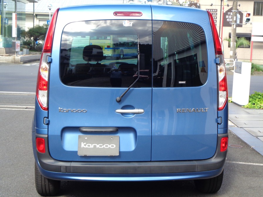 リヤハッチはヒンジロックをフリーにすると、１８０度まで広げることができます。