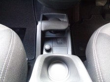 サイドブレーキレバーは人間工学に基づいた形状で、力を入れやすい形状と配置になっています。