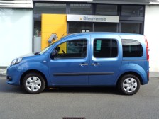 信頼・確実性と堅牢性に富む手動式両側スライドドア。やはり便利です。