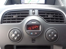 温度を設定すれば、風量から吹き出し口までフルオートコントロールで快適空調です。