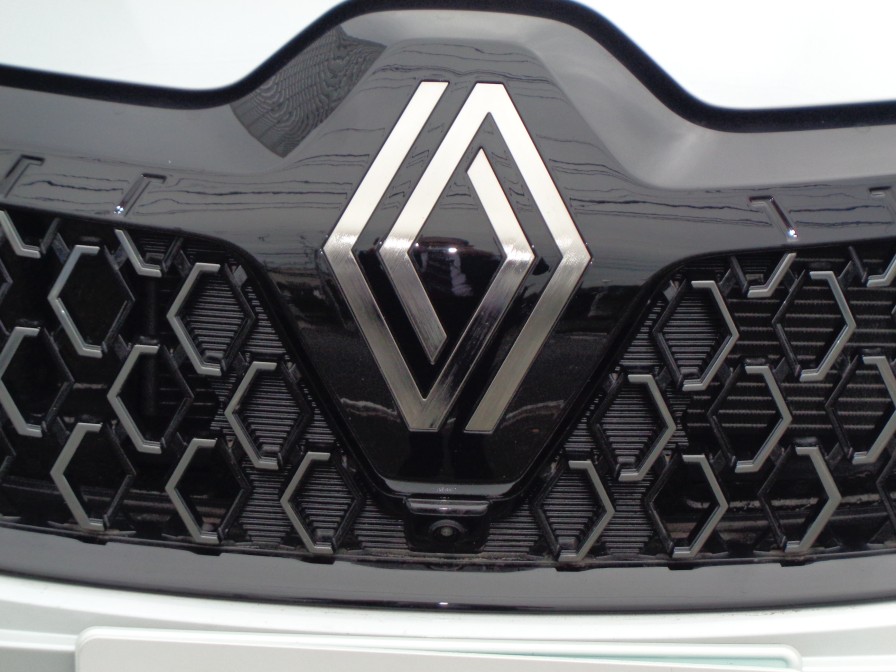 新しいCIを採用、フロントカメラも標準装備