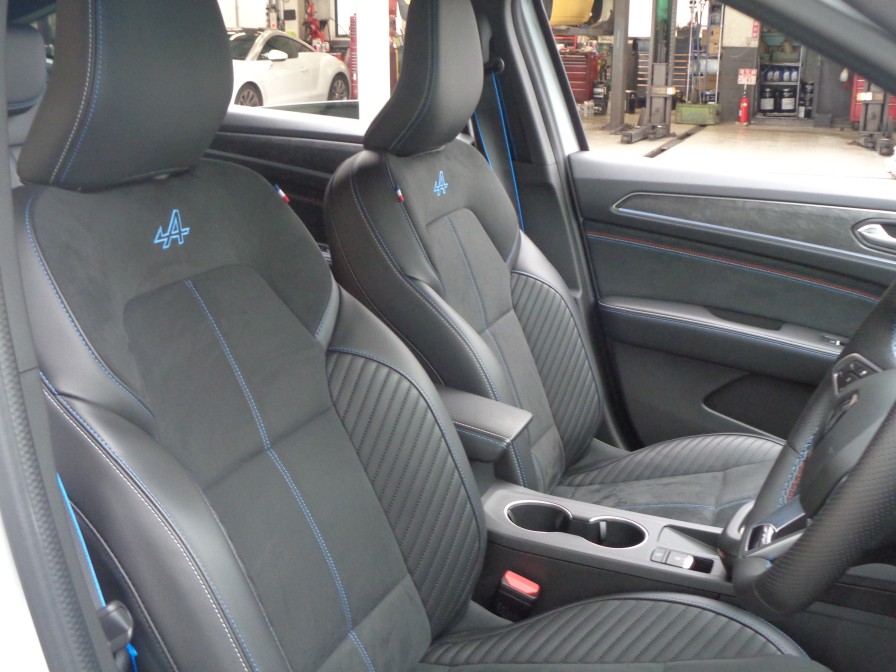 やや大柄なシートサイズとクッション容量を十分に確保したシートは長距離移動でも疲れ知らず。