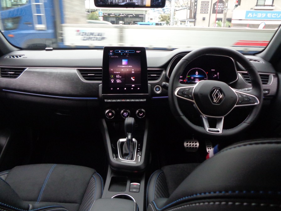 いつの時代も人間工学を積極的に取り入れてきたルノーならではのレイアウトとなっております。