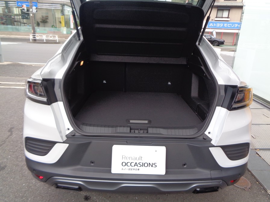 奥行きのあるトランクルームは使い易く長さのあるお荷物も可能です