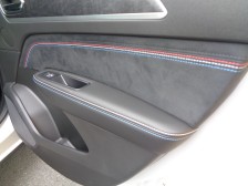 フランスをイメージしたトリコロールのステッチは気分を盛り上げてくれます