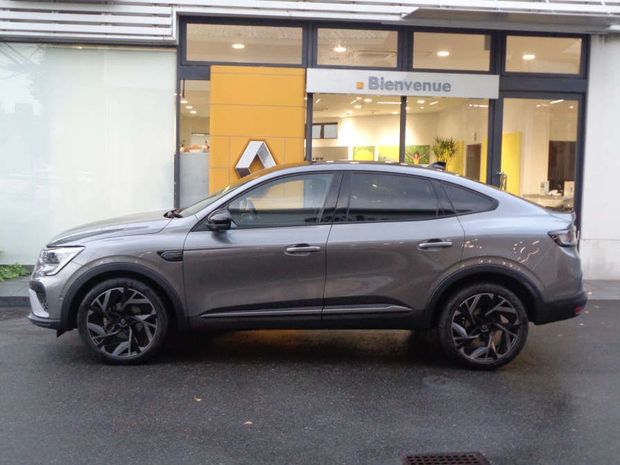 大人4人がきっちり乗れ、程よい大きさの取り回しの良いボディサイズが好評です。