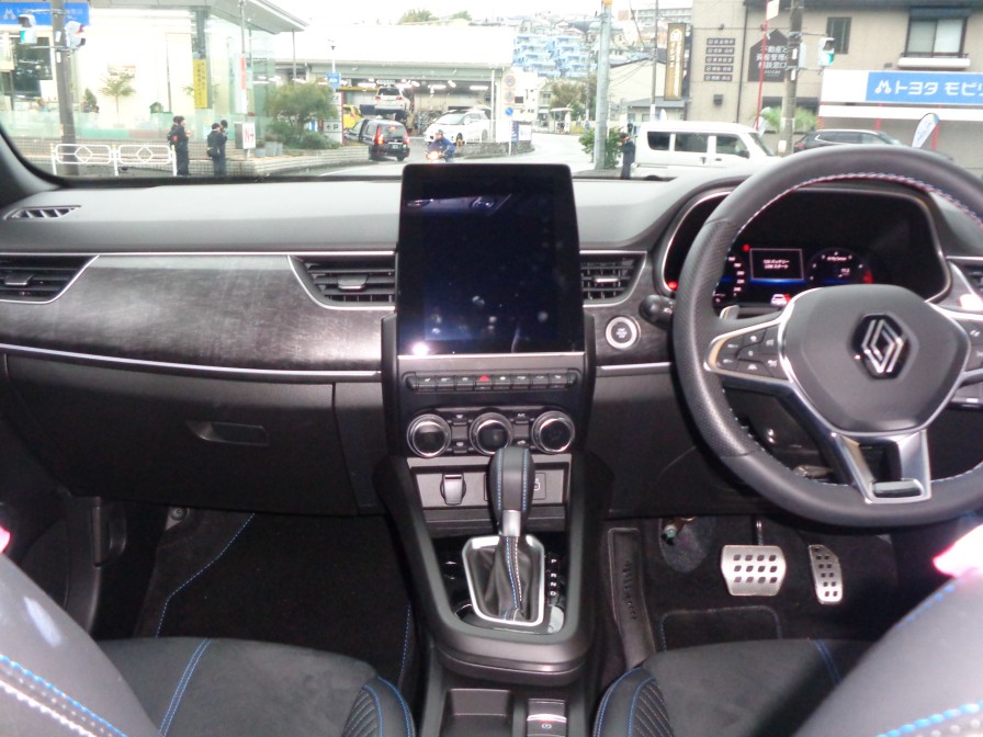 いつの時代も人間工学を積極的に取り入れてきたルノーならではのレイアウトとなっております。