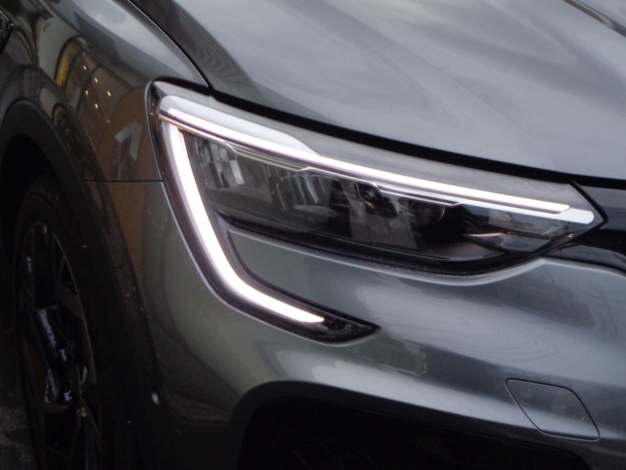 フロントマスクはルノーのアイデンティティであるCシェイプを採用