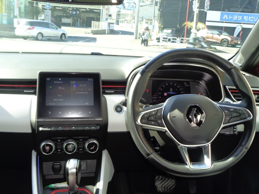 いつの時代も人間工学を積極的に取り入れてきたルノーならではのレイアウトとなっております。