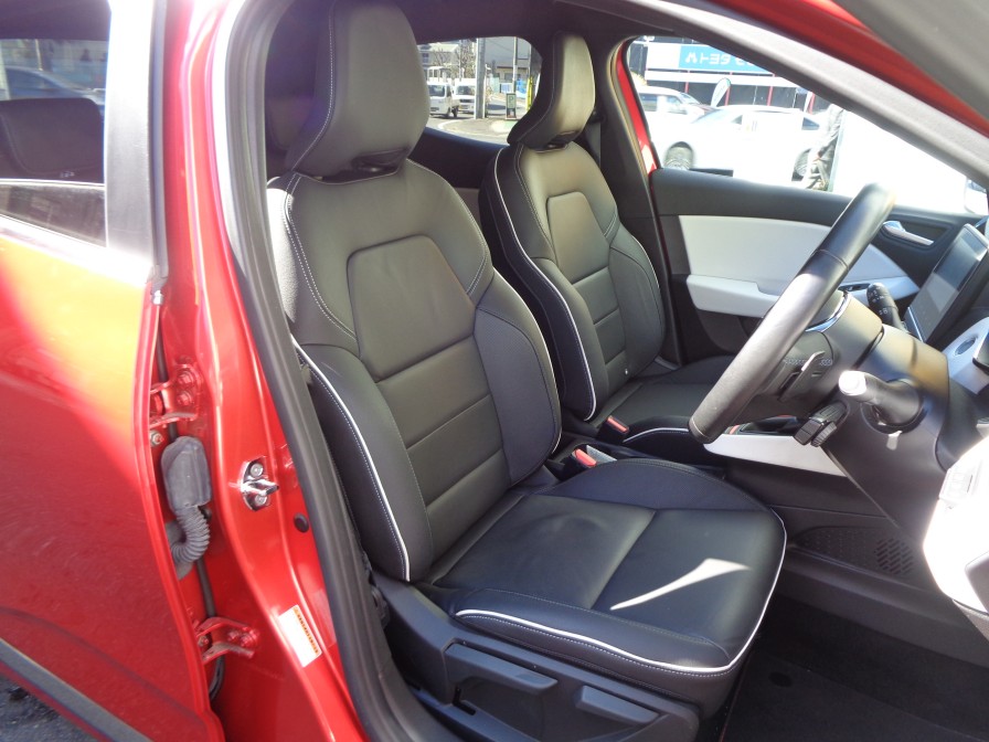 上質な革をぜいたくに使い、表面仕上げも肌への当たりを優先に滑らかに仕上げた逸品です