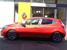 大人4人がきっちり乗れ、程よい大きさの取り回しの良いボディサイズが好評です。