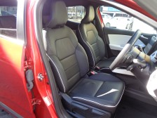 上質な革をぜいたくに使い、表面仕上げも肌への当たりを優先に滑らかに仕上げた逸品です