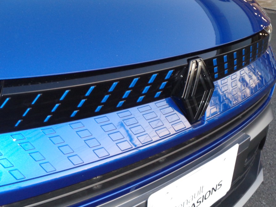 フロントのブロックの模様はSUVとしての個性を表現