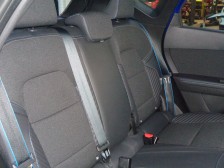 ｸﾛｽｵｰﾊﾞｰとなったボディ空間の恩恵、前後のスライド、リクライニングが可能な快適リヤシート。　レッグスペースの拡大、ラッゲジスペースの拡大に便利で、室内またはラッゲジスペースからも操作可能です。