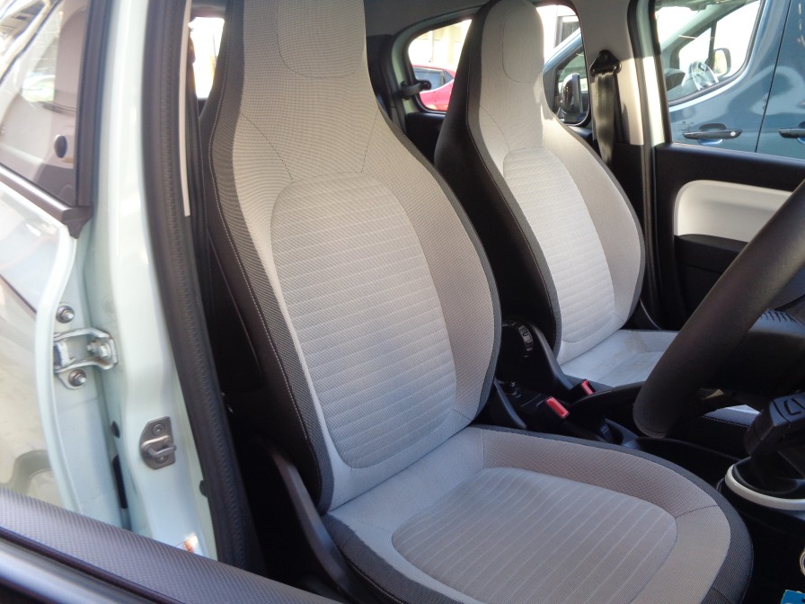 コンパクトボディとぐいぐい切れる前輪角で、どんなところにも行ける安心感が強みです。