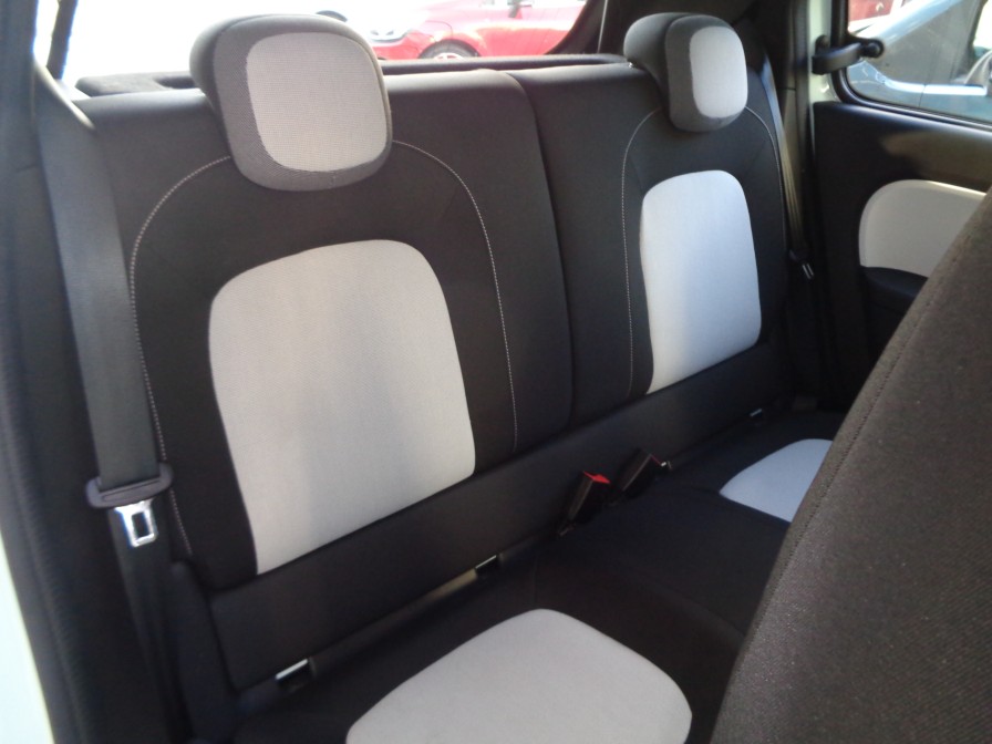 コンパクトボディでも各所にこらした工夫で、退屈させない空間に仕上がっています。