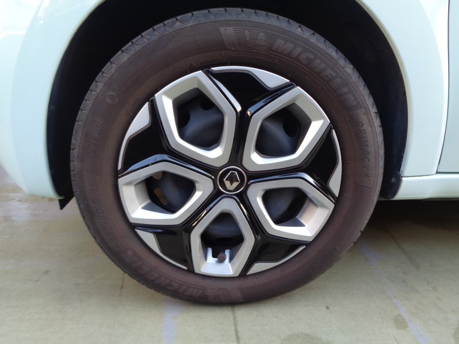 標準装着ホイール以外にも多彩な純正オプションホイールや社外品のお取付もお気軽にご相談ください。