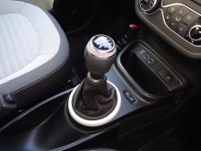 自然と手を伸ばした位置に生えるMTシフトは軽快で変速が楽しくなります。やはりMTならでは楽しみは捨てがたいものがあります。