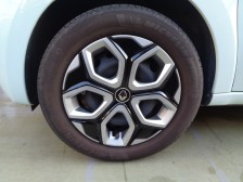 標準装着ホイール以外にも多彩な純正オプションホイールや社外品のお取付もお気軽にご相談ください。