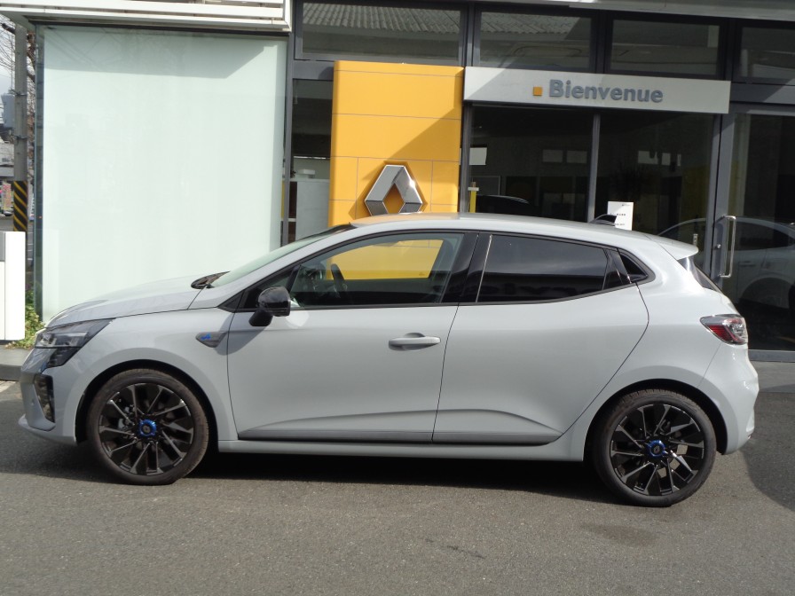 最新のルノーデザイン言語のスタイルは、立体的な有機的ラインで構成され、引き締まったアスリートを連想させます。