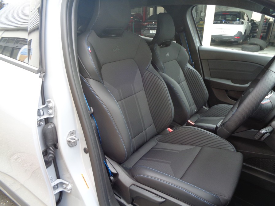 やや大柄なシートサイズとクッション容量を十分に確保したシートは長距離移動でも疲れ知らず。