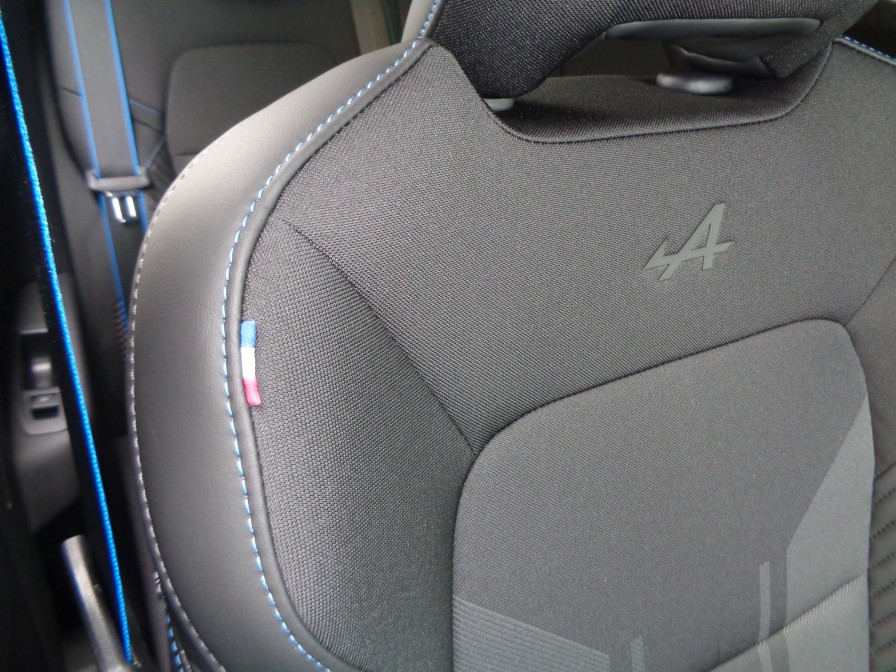 シートとシートベルトはブルーステッチとアルピーヌロゴも魅力的です
