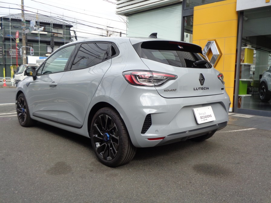 大人4人がきっちり乗れ、程よい大きさの取り回しの良いボディサイズが好評です。